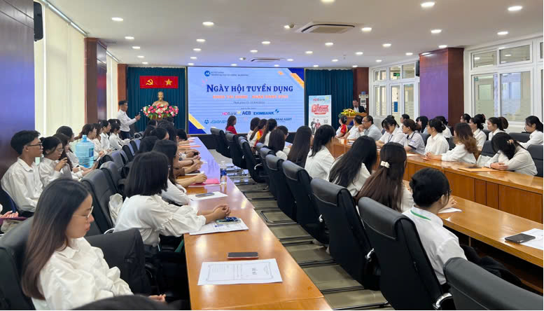 Khoa Tài chính - Ngân hàng tổ chức Ngày hội tuyển dụng lần thứ 2, năm 2023 với sự tham gia của nhiều doanh nghiệp và ngân hàng